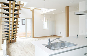 圧倒的な吹き抜けと、無垢のフロアが心地よいお家！