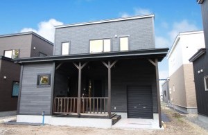 バイクガレージのあるアメリカンテイストの家