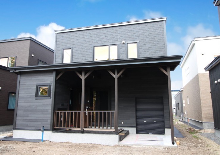 バイクガレージのあるアメリカンテイストの家