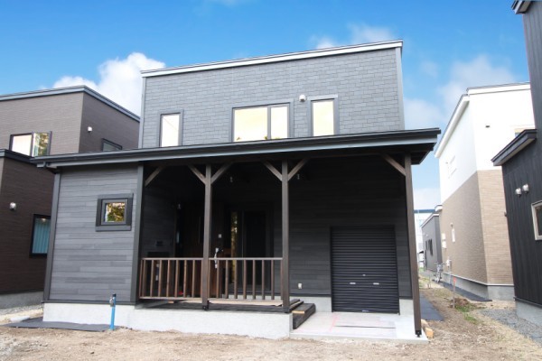 バイクガレージのあるアメリカンテイストの家