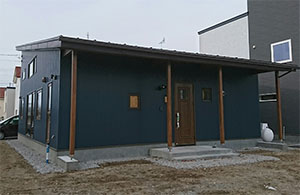 窓から入る日差しだけで暖かい、ロフト付きのひらや