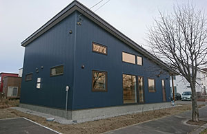 窓から入る日差しだけで暖かい、ロフト付きのひらや