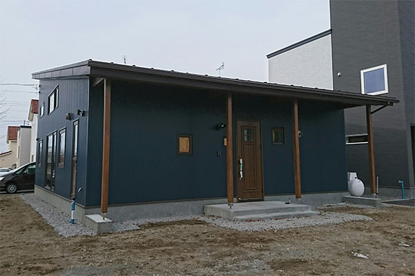 窓から入る日差しだけで暖かい、ロフト付きのひらや