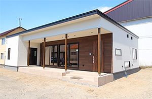 木目調のおしゃれな土間のある平屋