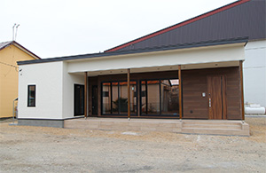 木目調のおしゃれな土間のある平屋