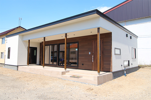 木目調のおしゃれな土間のある平屋