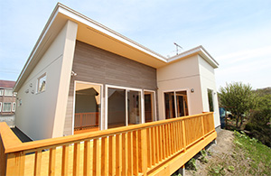 高台に建つ広大な羨望を持つおしゃれな平屋