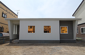 高台に建つ広大な羨望を持つおしゃれな平屋