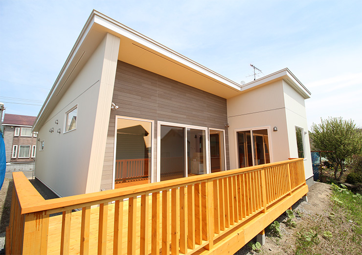 高台に建つ広大な羨望を持つおしゃれな平屋