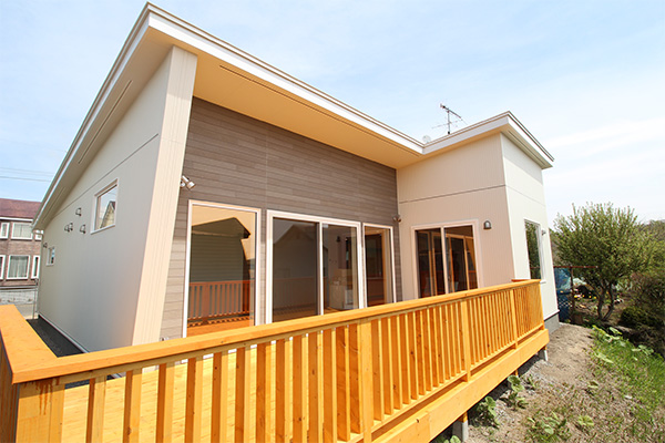 高台に建つ広大な羨望を持つおしゃれな平屋