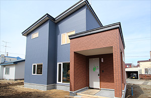 リビングに隣接した寛ぎの間があるお家