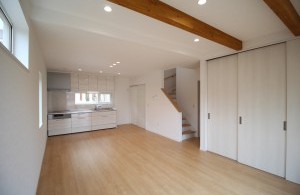 こだわりの内装とおしゃれな見せ梁のあるお家