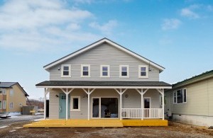 吹き抜けに鉄骨階段が映えるカリフォルニアスタイルの家