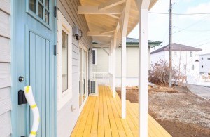 吹き抜けに鉄骨階段が映えるカリフォルニアスタイルの家