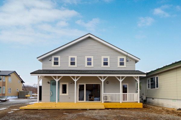 吹き抜けに鉄骨階段が映えるカリフォルニアスタイルの家