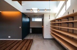 広い土間と吹き抜けのある家