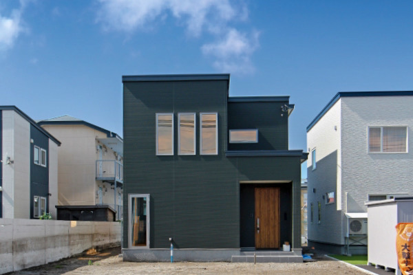 広い土間と吹き抜けのある家