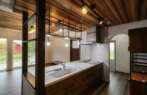 アイアン×ウッドで見せる収納がお洒落な平屋