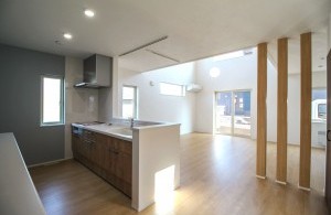 ナチュラルな木目が可愛い、吹き抜けリビングのある住まい