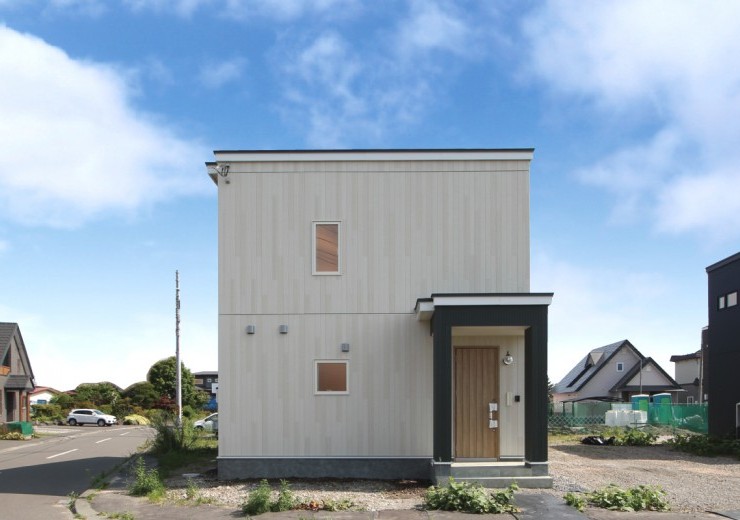 ナチュラルな木目が可愛い、吹き抜けリビングのある住まい