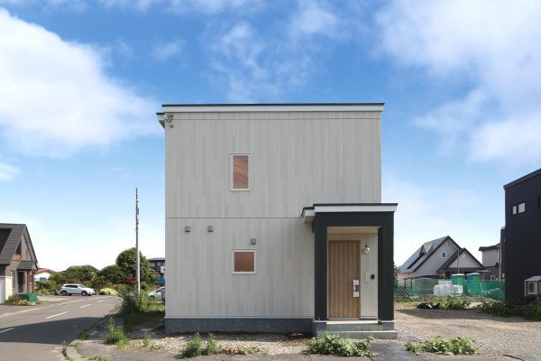 ナチュラルな木目が可愛い、吹き抜けリビングのある住まい