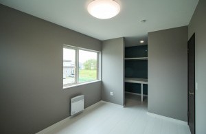 グレーと白を基調としたシンプルモダンな家