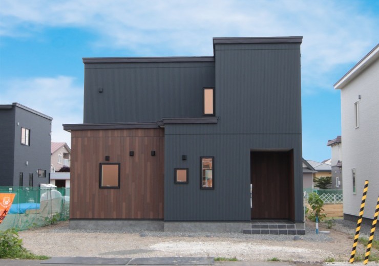 グレーと白を基調としたシンプルモダンな家