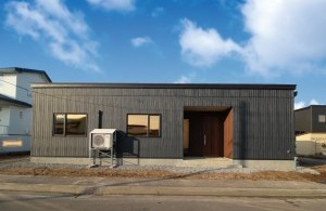 存在感あるアイランド型キッチンを中心とした平屋の家