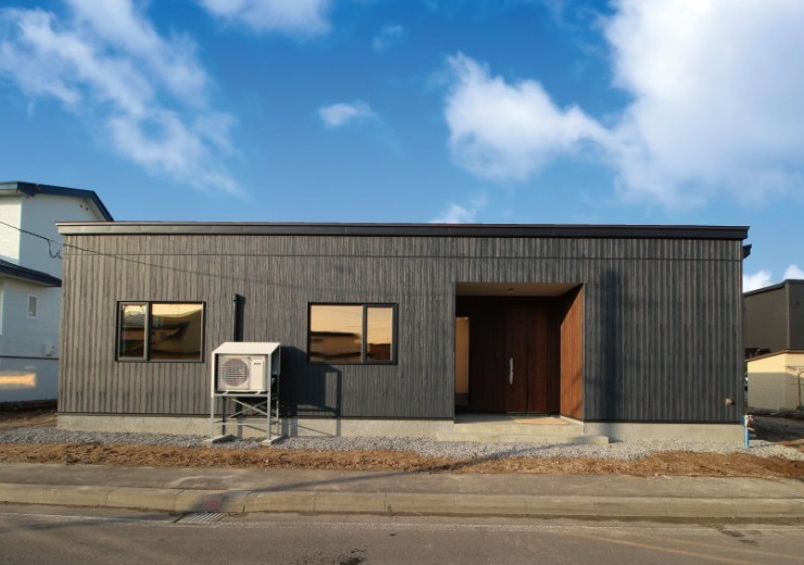 存在感あるアイランド型キッチンを中心とした平屋の家