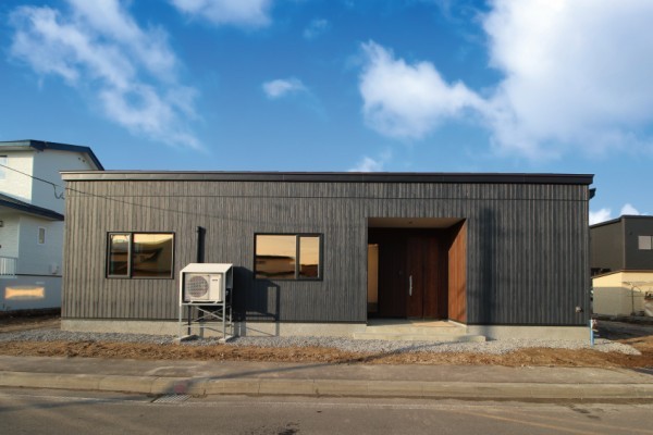 存在感あるアイランド型キッチンを中心とした平屋の家