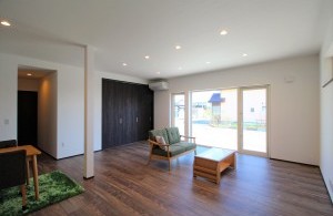 リビングの大きな窓と高天井で開放的な平屋の家