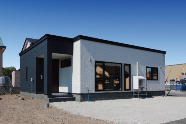 リビングの大きな窓と高天井で開放的な平屋の家