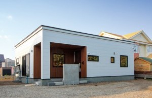 あこがれのまっ白なおうち　木目調ガルバの平屋