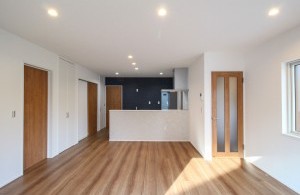 あこがれのまっ白なおうち　木目調ガルバの平屋