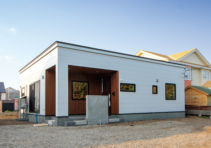 あこがれのまっ白なおうち　木目調ガルバの平屋