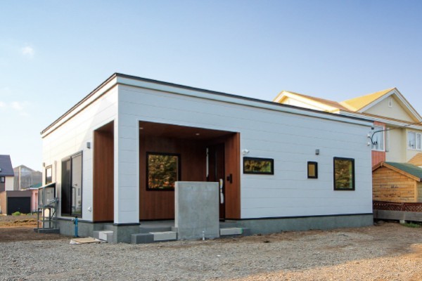 あこがれのまっ白なおうち　木目調ガルバの平屋