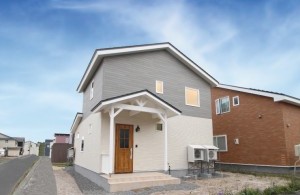 家族それぞれがお家でリラックスできるアイディアが光る三角屋根のカワイイお家