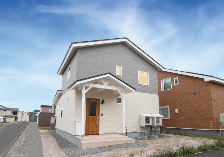 家族それぞれがお家でリラックスできるアイディアが光る三角屋根のカワイイお家