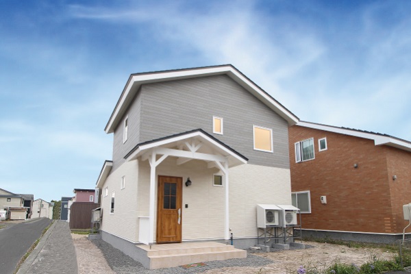 家族それぞれがお家でリラックスできるアイディアが光る三角屋根のカワイイお家